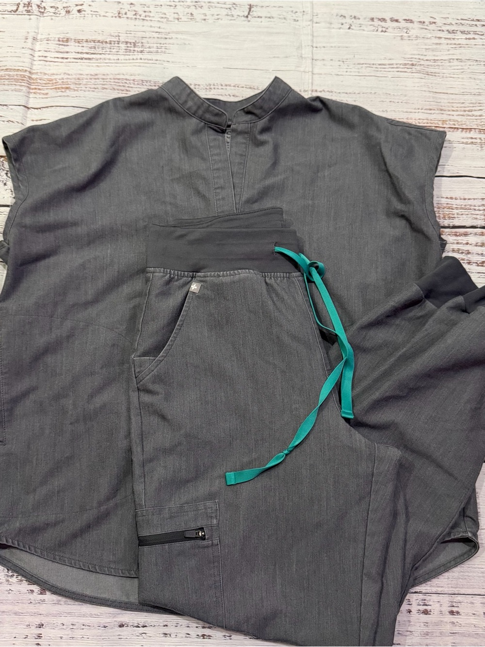 Charcoal Gray Scrub Set with Teal Drawstring by figs size small